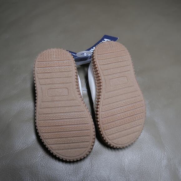 OshKosh B'Gosh White Slip-On Sneakers Heidy Size 4 4T Leather Look Unisex NWT - Picture 7 of 10